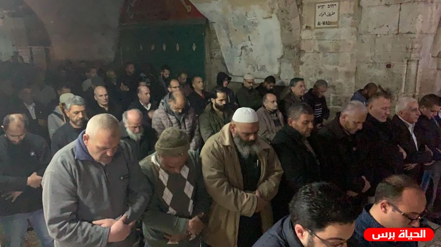  المقدسيون يُصلّون المغرب والعشاء أمام أبواب الأقصى المغلقة 
