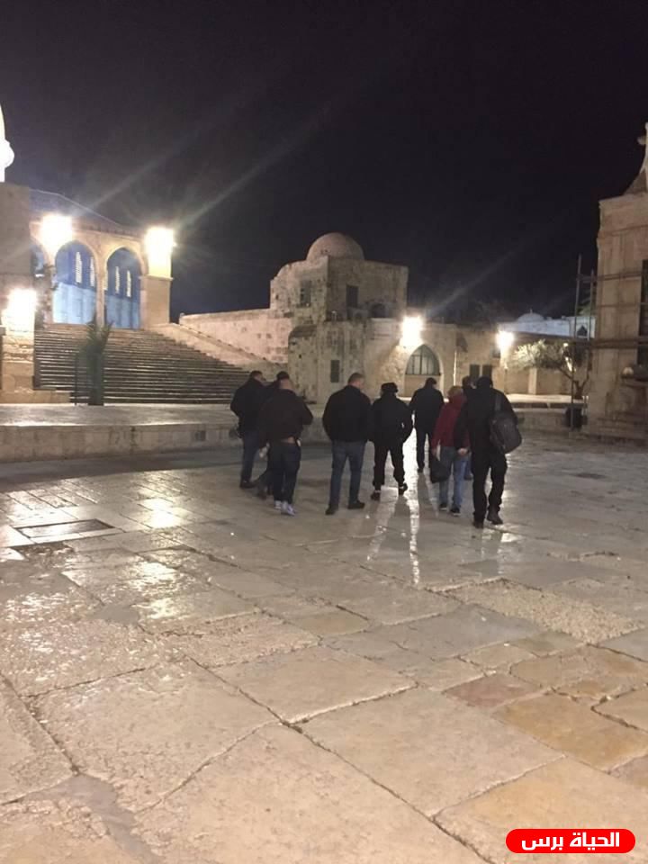 المقدسيون يؤدون صلاة الفجر برحاب الأقصى بعد إعادة فتح أبوابه