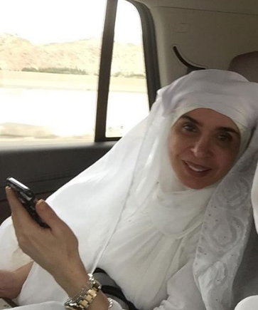 دينا ترتدي اللباس الشرعي فجأة