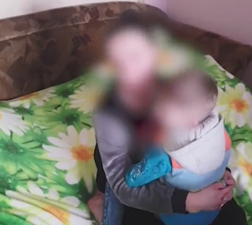 أم تحول إبنها الطفل لبطل أفلام غير أخلاقية