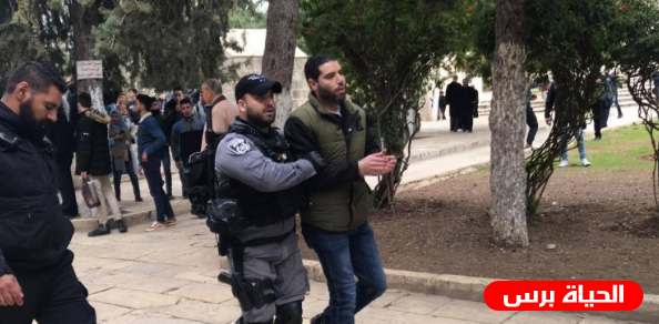 الاحتلال يعتقل حارس في الأقصى ومسنة