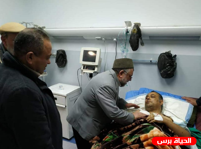 وفد من حماس يزور القيادي عاطف أبو سيف للإطمئنان على حالته
