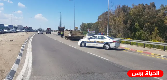 ناقلة جند تسقط على طريق مزدحم في عسقلان خلال نقلها لحدود غزة