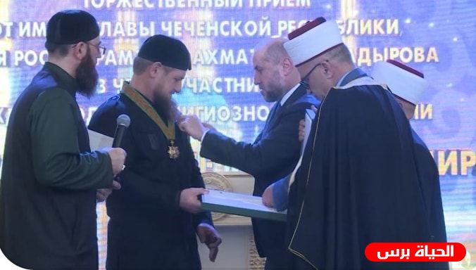 نيابة عن الرئيس.. الهباش يقلد الرئيس الشيشاني وسام نجمة القدس