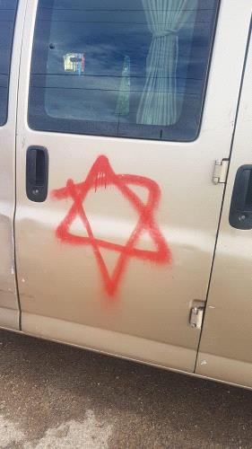 مستوطنون يعطبون 30 مركبة في القدس