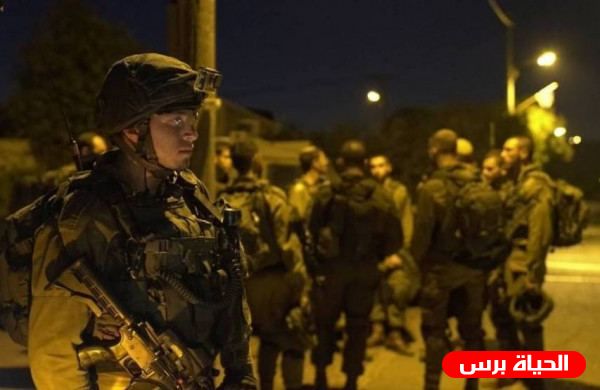 الاحتلال يعتقل شابين ويعتدي على مواطنين في العيسوية