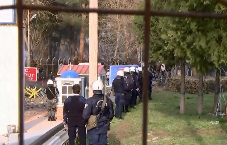 مواجهات عنيفة بين المهاجرين والشرطة اليونانية