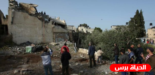 الاحتلال يعتدي على مواطن في جبل المكبر ويهدم بيته