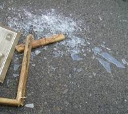 رجل وابنه يقتلان عامل لإصطدامه بلوح زجاج