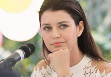 التركية بيرين سات تدخل الحجر الصحي وتنصح متابعيها بقراءة القرآن 