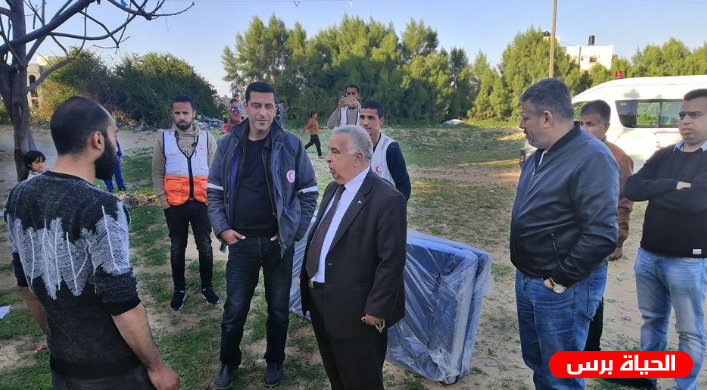 محافظ خان يونس يتفقد متضرري المنخفض الجوي ويقدم مساعدات عاجلة