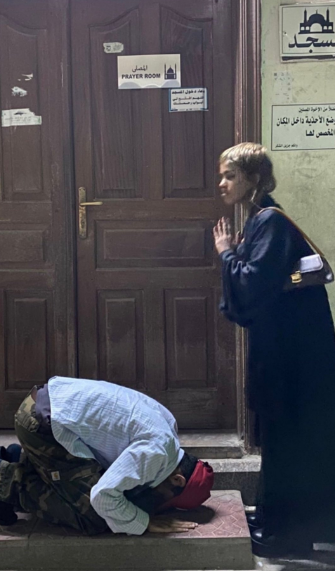 شخص يسجد لفتاة يثير الجدل في السعودية