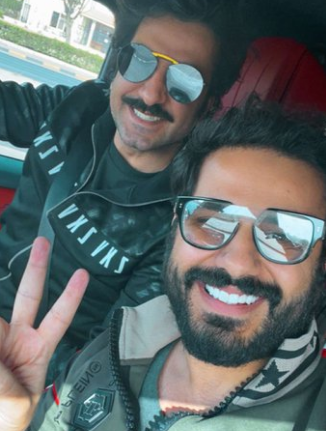  محمود بوشهري بجانب شقيقه عبد الله بعد خروجه من العزل الصحي