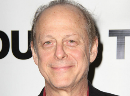 فيروس كورونا يهزم مارك بلوم 