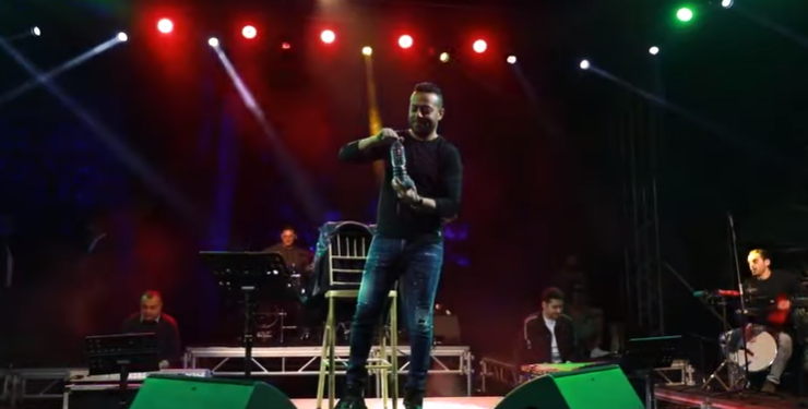 تامر عاشور يشجع معجبيه على البقاء في المنزل من خلال حفل أونلاين 