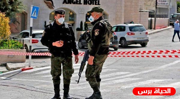 الأجهزة الأمنية تقيد حركة المواطنين في حزما بعد إعلان إصابة شاب بكورونا