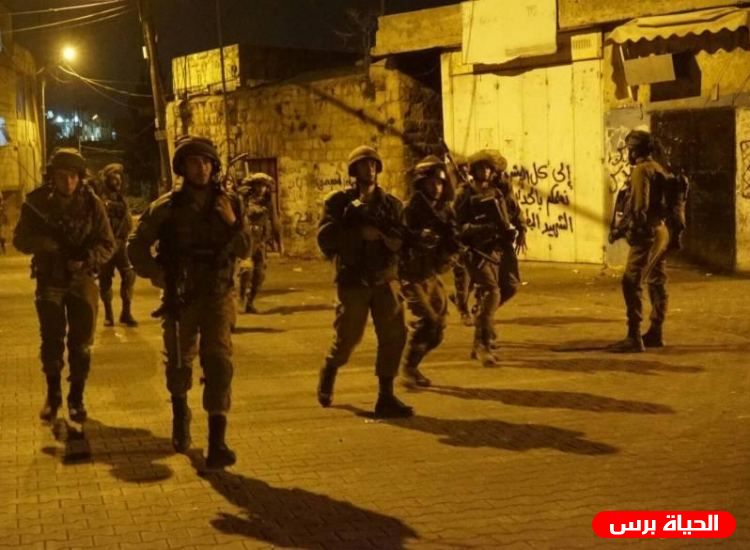 الاحتلال يعتقل شابين من العيسوية