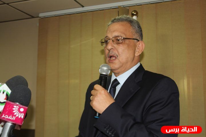 محافظ طولكرم يدعو المواطنين إلى الالتزام أكثر في المنازل