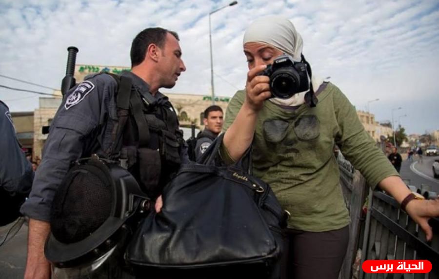 مستوطنون يعتدون على مصورين صحفيين في القدس ويحطمون مركبتهما