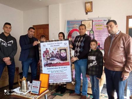 التحالف الأوروبي لمناصرة أسرى فلسطين يزور عائلة الأسيرة نسرين ابو كميل