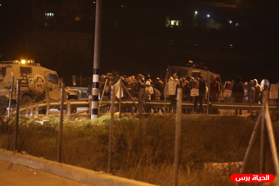 مستوطنون يعتدون على مركبات المواطنين في الطور