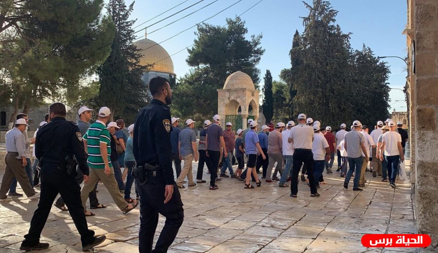 عشرات المستوطنين يقتحمون 