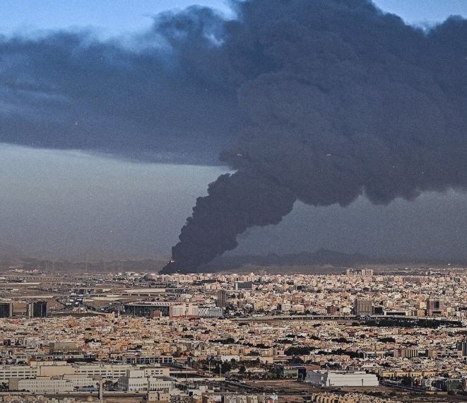 هجوم جدة: حريق كبير في خزانات نفط في جدة والحوثي يعلن المسؤولية