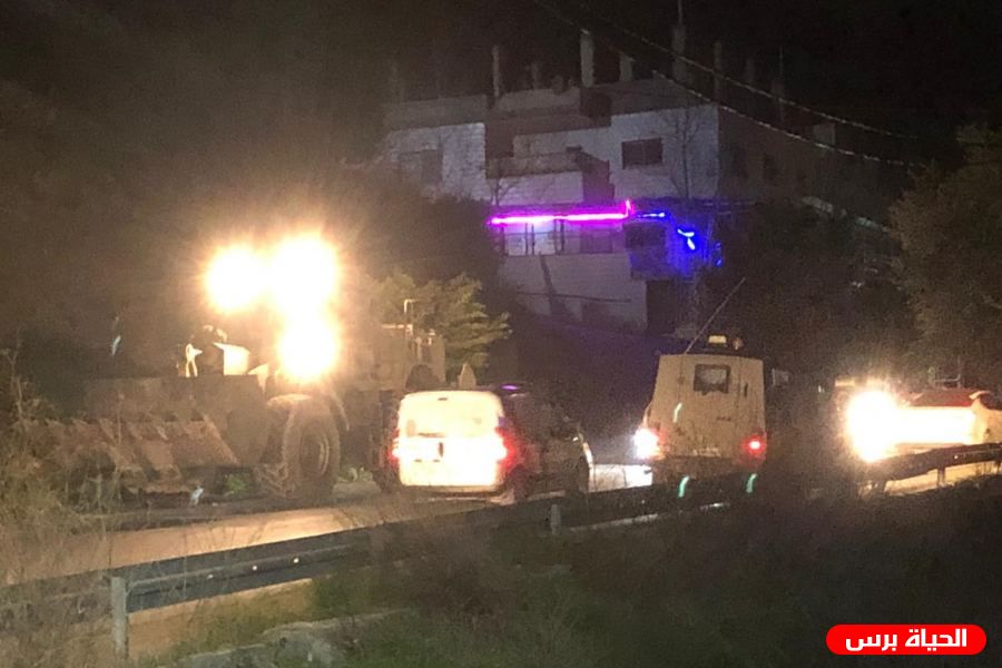 الاحتلال يضع مكعبات اسمنتية على الشارع الرئيسي بين بلدتي برقة وسيلة الظهر