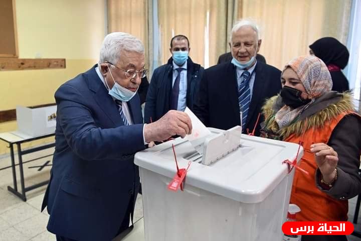 الرئيس عباس يدلي بصوته في الانتخابات المحلية في مدينة البيرة