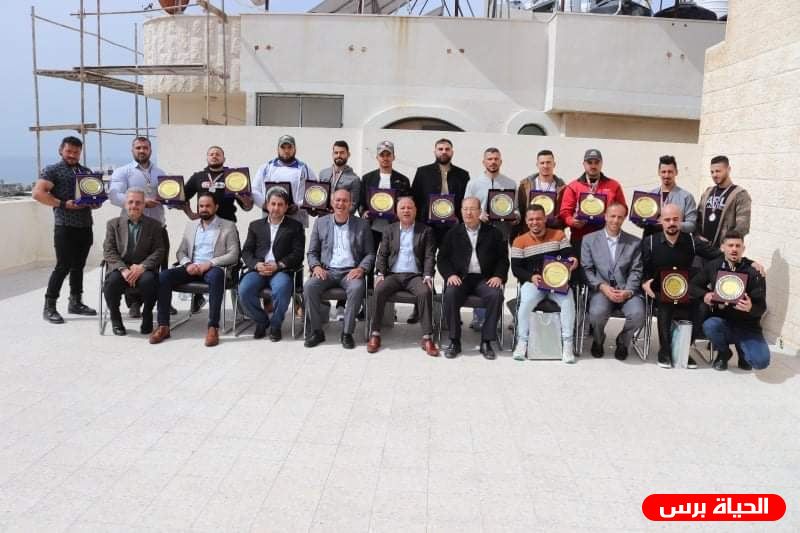 د .أبو هولي يكرم أبطال بطولة 