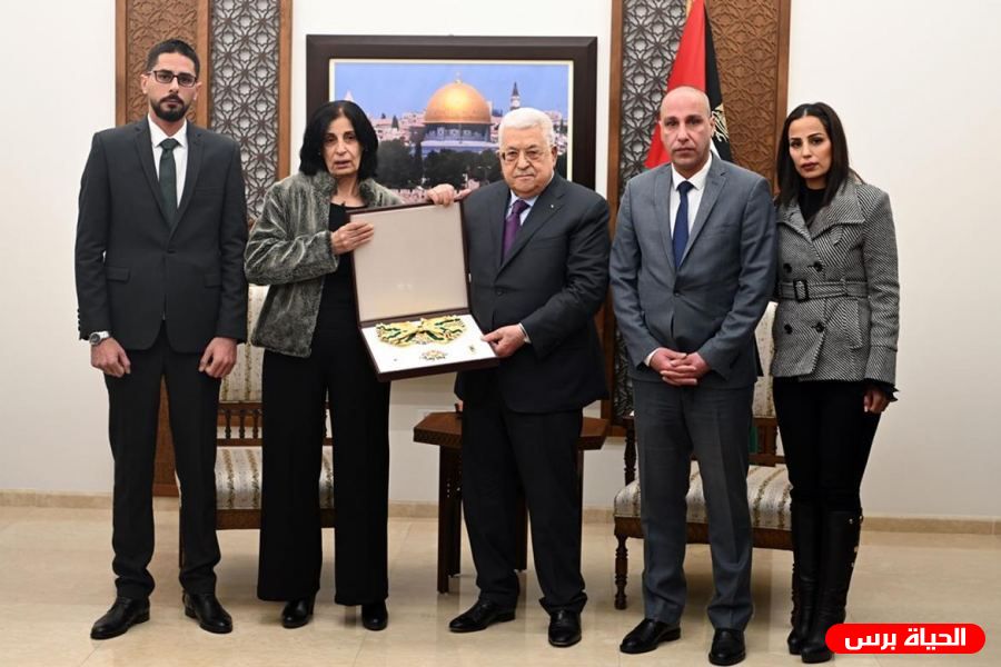 الرئيس عباس يمنح الفقيد الراحل عبد الرحيم ملوح وسام نجمة الشرف من الدرجة العليا