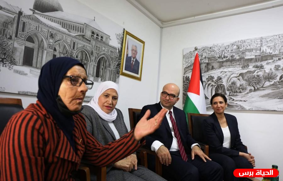 الهدمي وحمد وعوض يكرمون المناضلة المقدسية فاطمة سالم