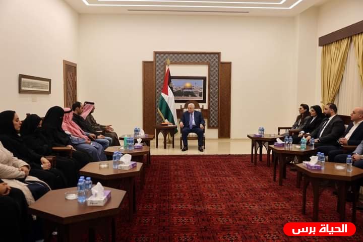 السيد الرئيس محمود عباس يستقبل وفدا قطريا