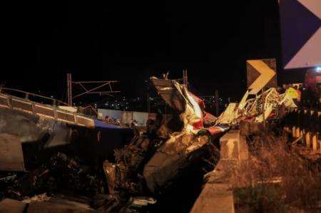 مصرع وإصابة العشرات بحادث قطارين في اليونان