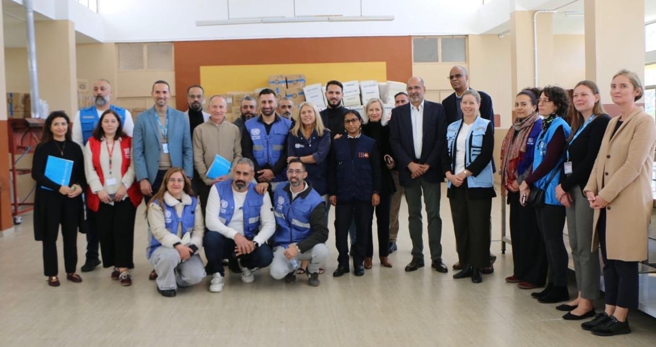 زيارة المنسق المقيم للأمم المتحدة وممثلي وكالات الأمم المتحدة إلى أحد مراكز الإيواء التابعة للأونروا الذي يعتمد النهج الجامع