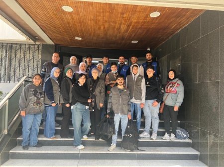 حين يصبح المقصّ رسالة حب… طلاب المواساة يصنعون فرحةالعيد لأهلنا النازحين