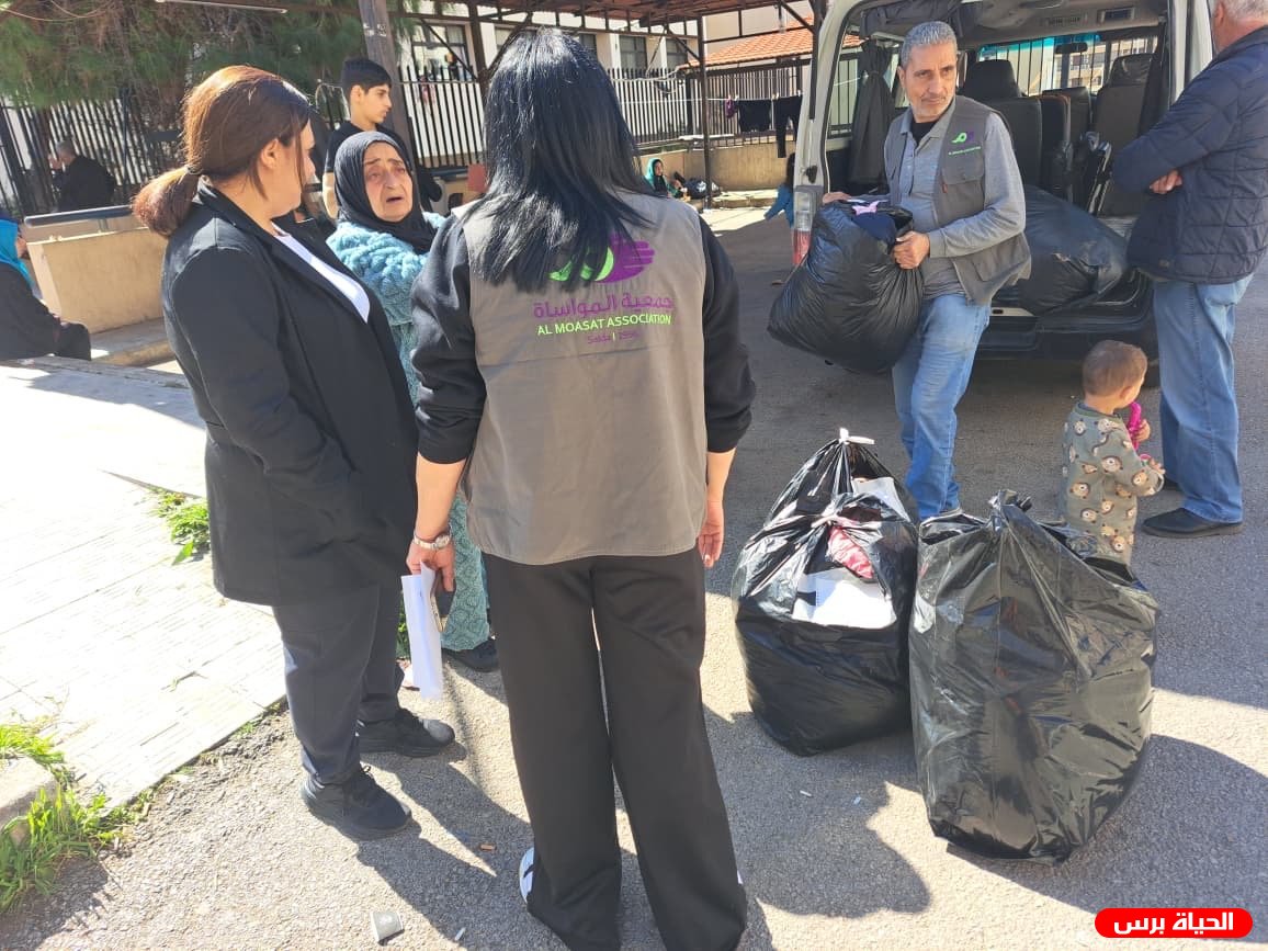 جمعية المواساة تنثر دفء العطاء وتوزّع الملابس على العائلات النازحة في مدرسة أنجليك صليبا في صيدا