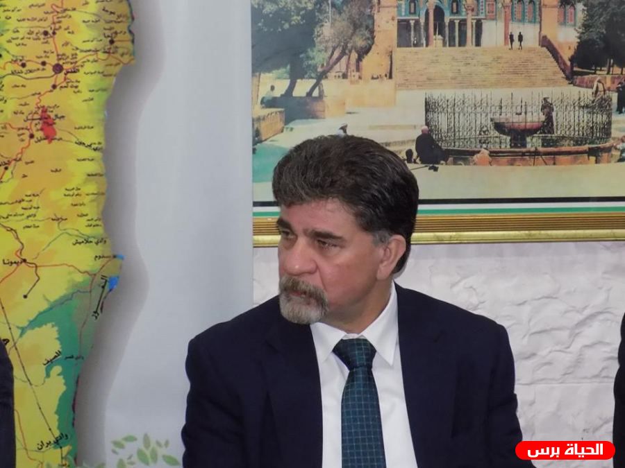 عبد الهادي يسلم ميدالية الإنجاز لجريح الثورة الأول سمير الهنشل