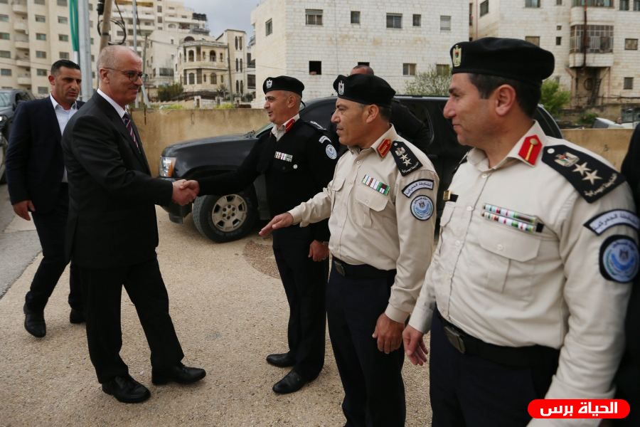 الحمد الله يزور الضابطة الجمركية والدفاع المدني ويشيد بهما