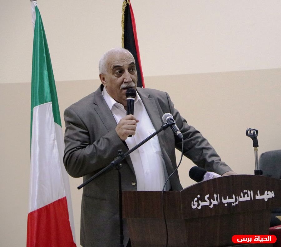 محافظ أريحا يسلم سيارة إسعاف لمركز صحة بلدة الجفتلك