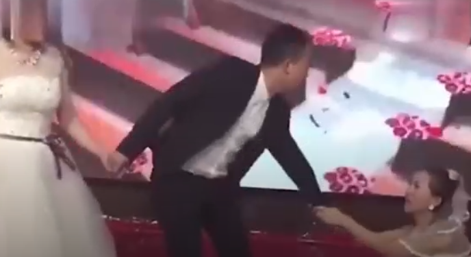 عريس يقع في مشكلة كبيرة خلال حفل زفافه