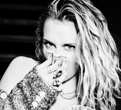 مايلي سايرس تحتفل بإنجاز والدها بطريقة غريبة