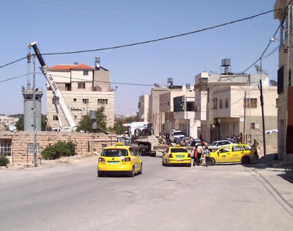 الاحتلال يعتقل شابين على حاجز عسكري في جبل الرحمة بالخليل