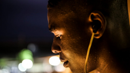 لهذا السبب يحب كثير منا الاستماع للموسيقى الحزينة