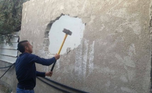 الاحتلال يجبر عائلة مقدسية على هدم منزلها