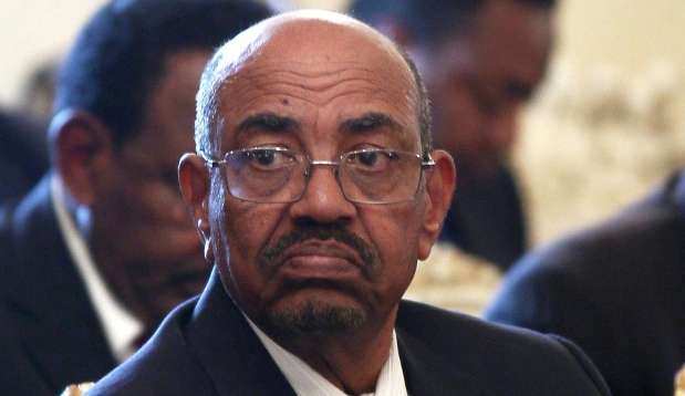 بكاء وانهيار عصبي .. كشف تفاصيل يوميات البشير في السجن