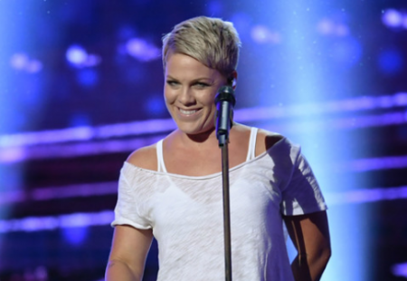 المغنية الأمريكية أليشا بيث مور تعلن إصابتها بفيروس كورونا وتتبرع بمليون دولار لمحاربته