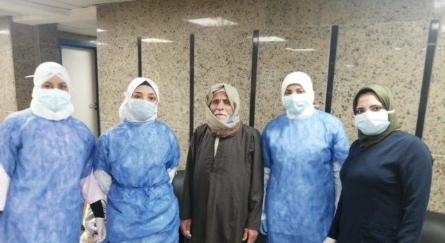 ثمانيني مصري يتغلب على فيروس كورونا 