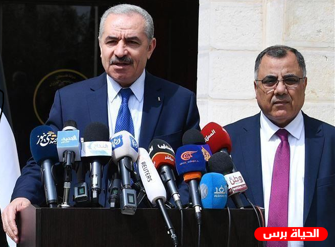 رئيس الوزراء اشتية يعلق على طلبه من الناطق باسم الحكومة إخراج يديه من جيبيه أثناء المؤتمر اليوم