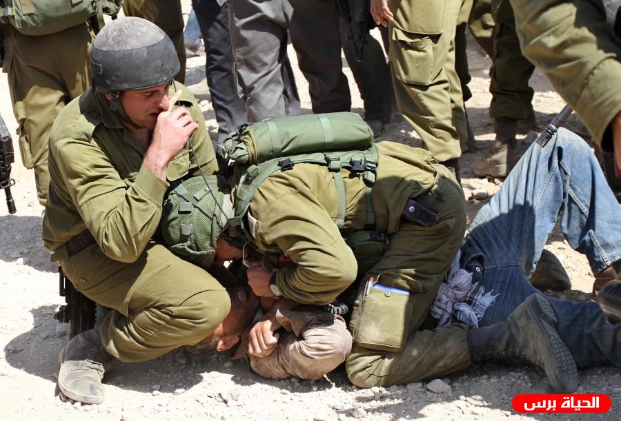 الاحتلال يعتقل فلسطيني قرب رام الله بزعم محاولته تنفيذ عملية طعن